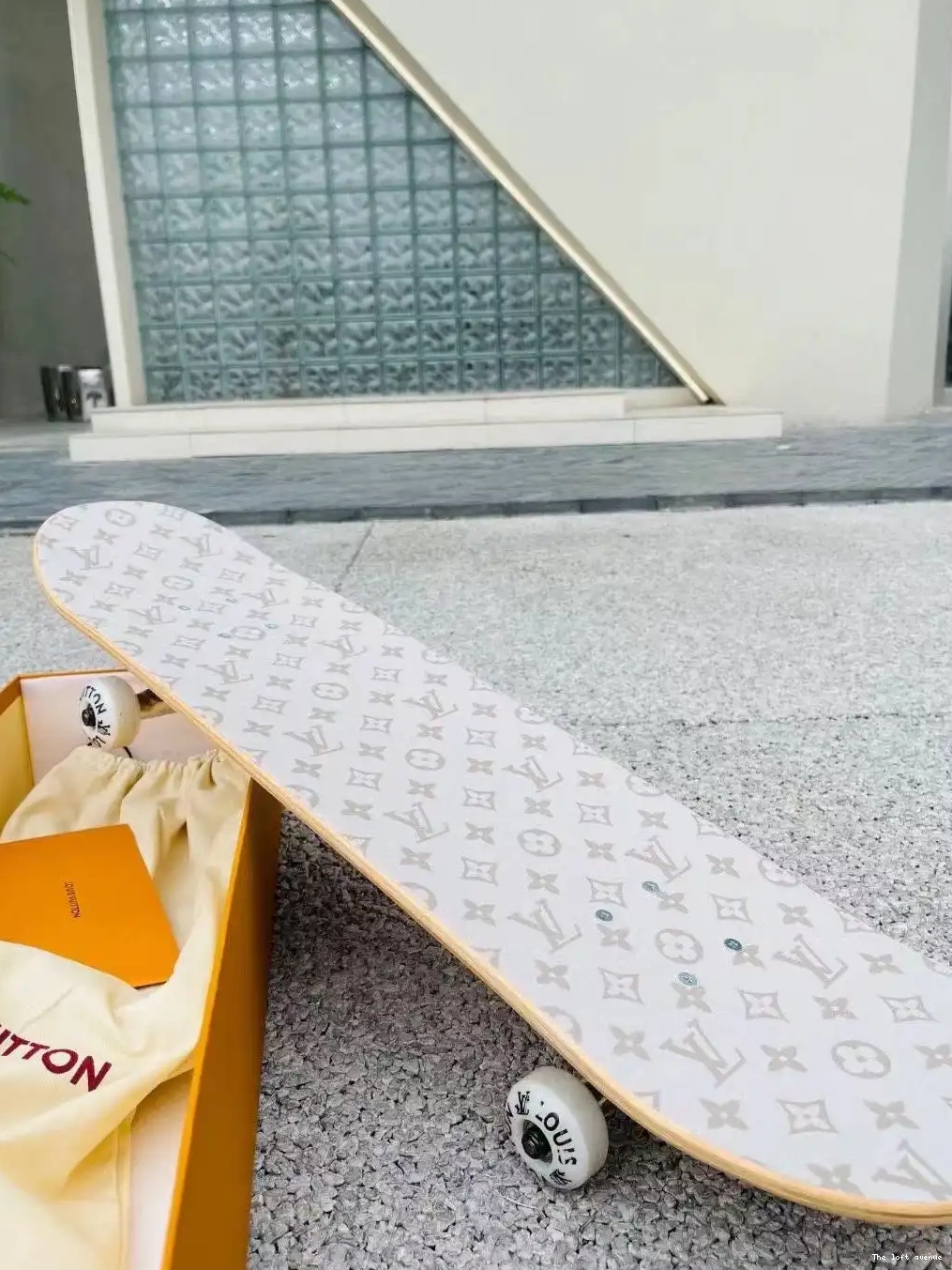 LV CUSTOM SKATEBOARD 0521